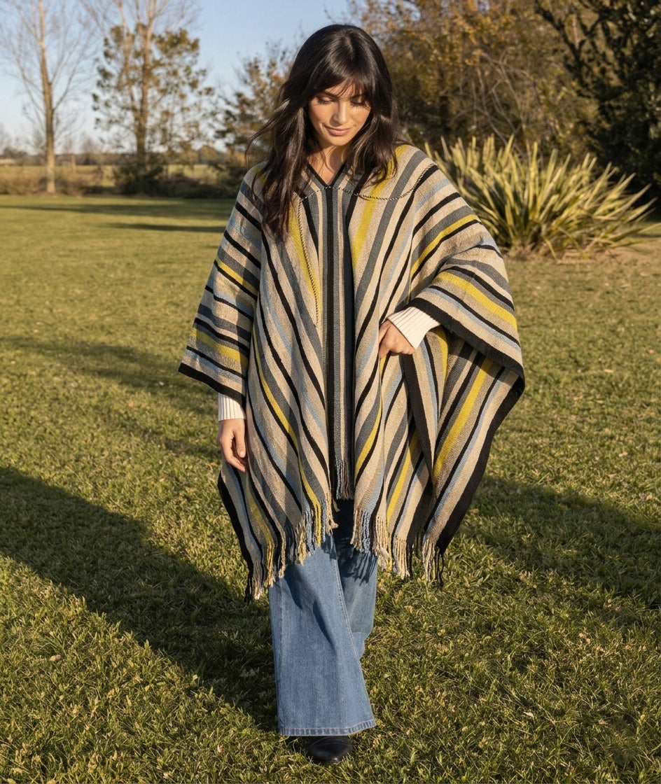 Colomé Handwoven Argentine Wool Poncho | Vakiano