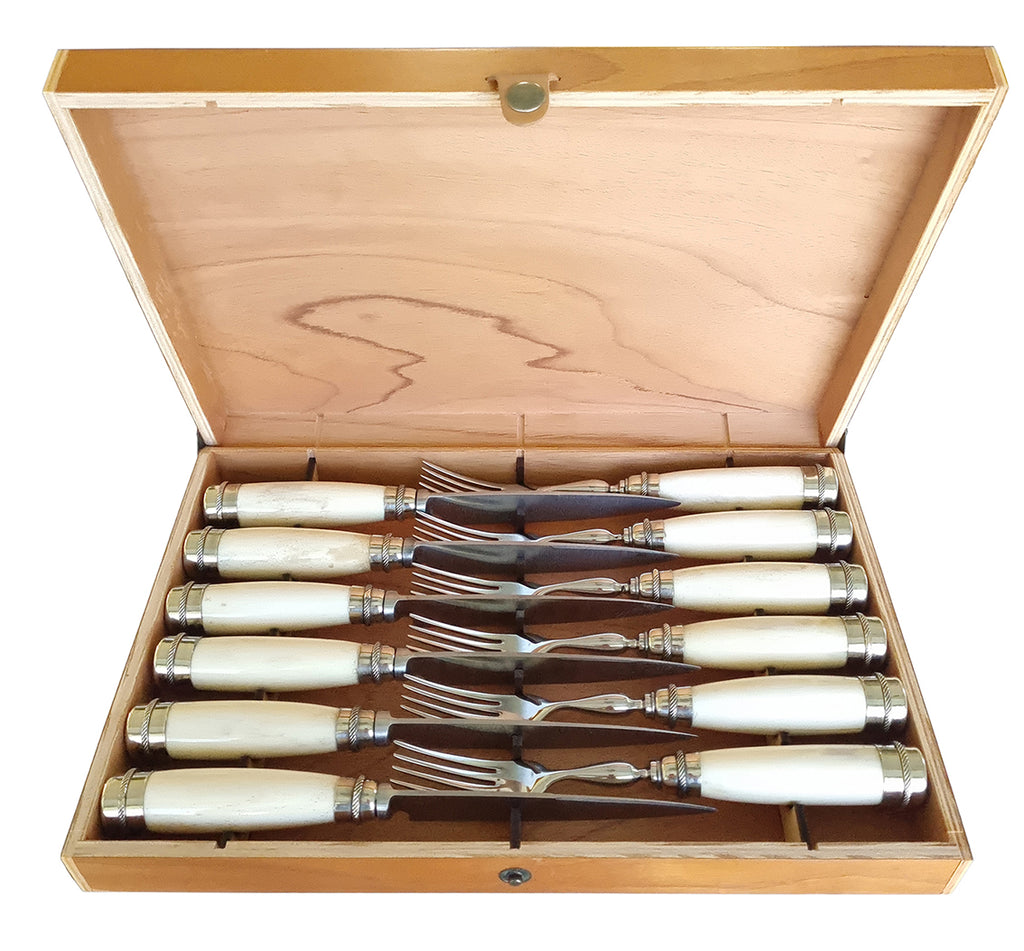 White Potro Bone cutlery set in wooden case